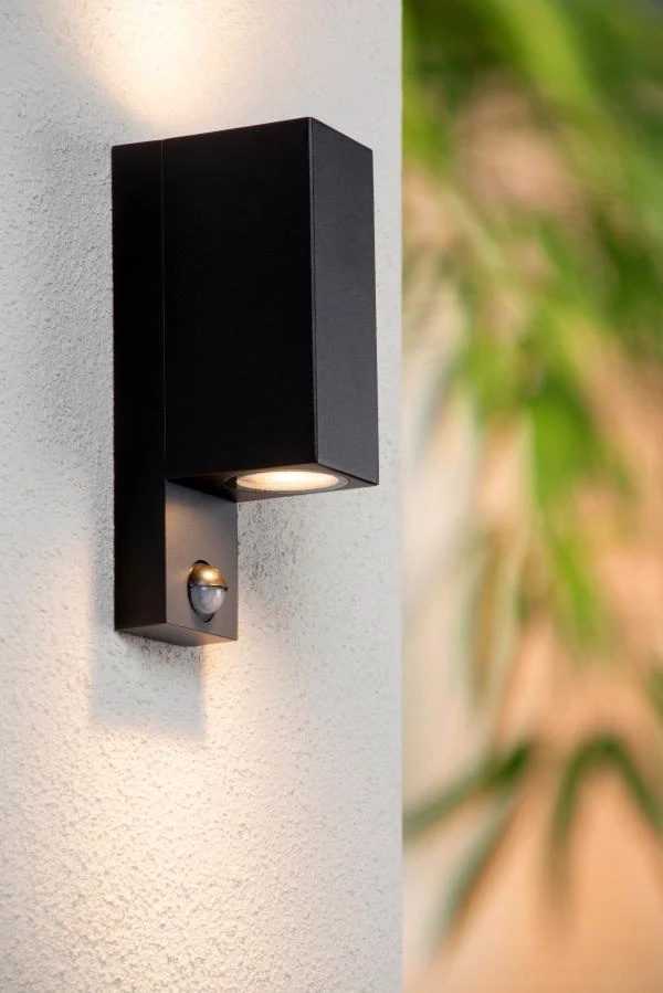 Lucide ZARO IR - Wandspot / Wandlamp Binnen/Buiten - 2xGU10 - IP65 - Beweging & dag/nacht sensor (uitschakelbaar) - Zwart - sfeer 1